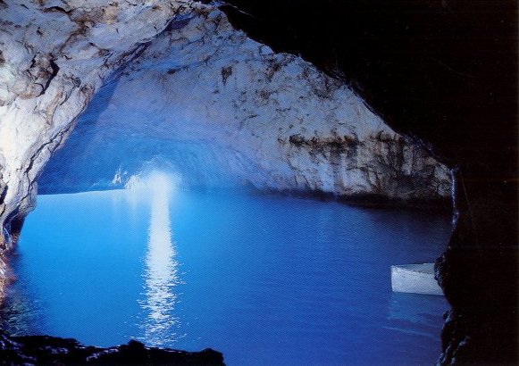 a capri si trova la celebre grotta azzurra