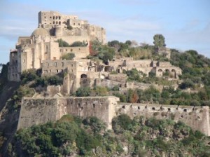 il castello aragonese è il simbolo d'ischia