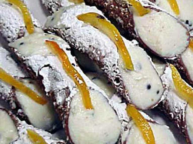 i cannoli siciliani sono dolci tipici della sicilia
